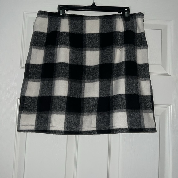 Black, white and grey skirt size medium - Picture 2 of 2